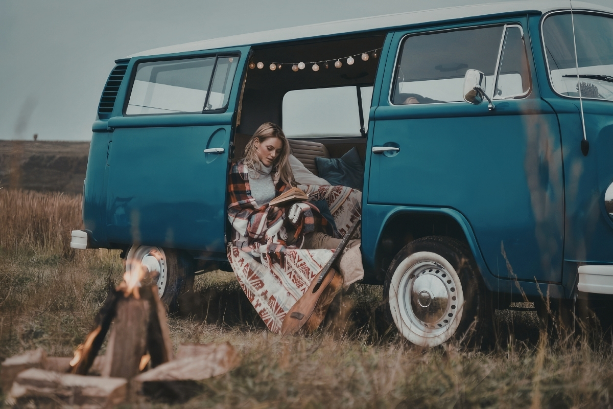 Femme dans un plaid dans un van